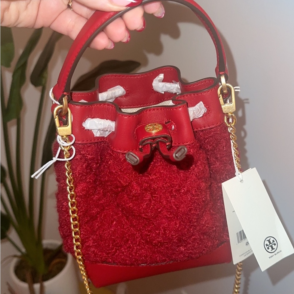 Tory burch NWT - Willa boucle mini bucket bag in pomegranate color